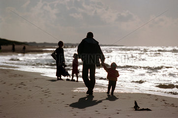 Silhouetten einer Familie bei einem Spaziergang am Ostseestrand  Leba  Polen