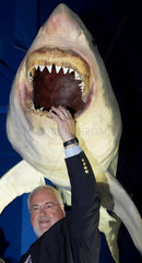 Peter Harry Carstensen mit Weissem Hai im Meereszentrum auf Fehmarn
