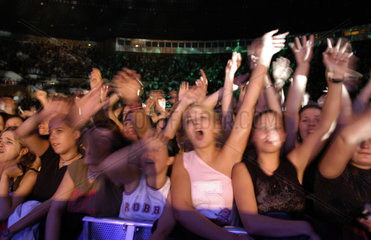 Fans jubeln in Katowice waehrend eines Konzerts