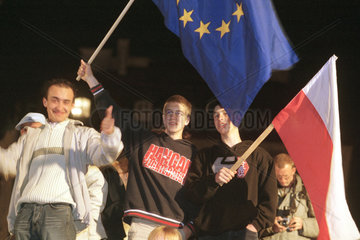 Jugendliche feiern den EU-Beitritt in Warschau