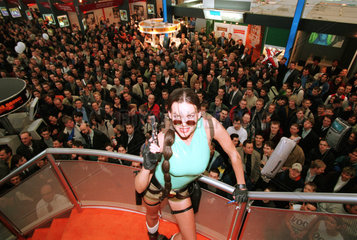 Hannover  Deutschland  Lara Croft auf der CeBIT 2000