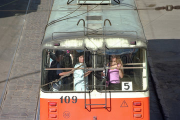 Maedchen in einem Trolleybus  Kaliningrad  Russland