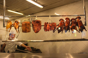 Shanghai  Gefluegel und Fleisch in Restaurantkueche