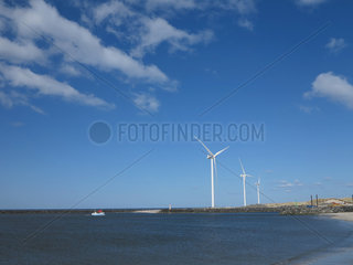 Hvide Sande  Daenemark  Windkraftanlagen am Strand