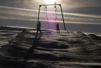 Krippenbrunn  Oesterreich  Silhouette  Menschen fahren mit einem Skilift