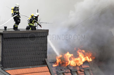 Berlin  Deutschland  Feuerwehreinsatz bei einem Brand im Dachstuhl eines Mietshauses
