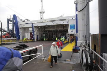 Kiel  Deutschland  Passagiere verlassen eine RoPax-Faehre am Kieler Ostuferhafen