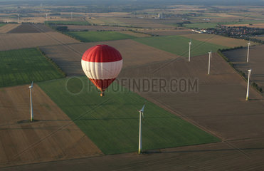 Magdeburg  Deutschland  Heissluftballon in der Luft