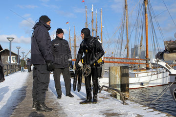 Flensburg  Deutschland  Taucher der Polizeibereitschaft Eutin beim Tauchgang im Flensburger Hafen