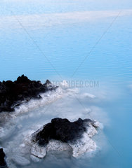 Island  Blick auf das natuerliche  geothermale Schwimmbad Blue Lagoon