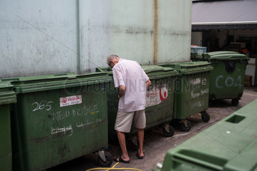 Singapur  Republik Singapur  Mann uriniert in Chinatown