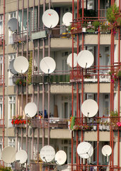 Satellitenschuesseln an einem Hochhaus  Berlin