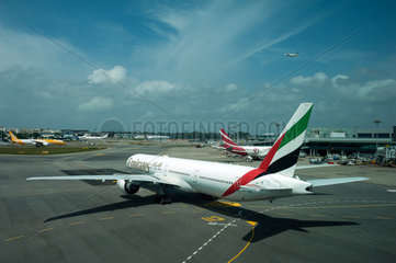 Singapur  Republik Singapur  Emirates am Terminal 1 des Flughafen Changi