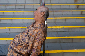 Singapur  Republik Singapur  Mann schlaeft in Chinatown