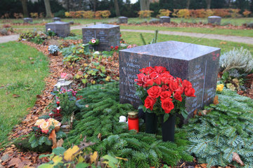 Flensburg  Deutschland  Urnengrabanlage auf dem Flensburger Friedhof Friedenshuegel