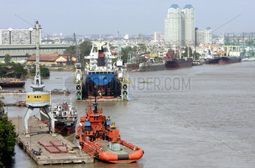 Vietnam  Flusshafen in Saigon