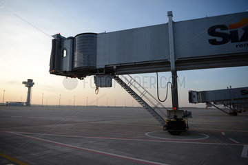 Schoenefeld  Deutschland  Passagierbruecke am Flughafen Berlin Brandenburg Willy Brandt