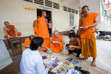 Phnom Penh  Kambodscha  buddhistische Moenche bei einem Strassenhaendler