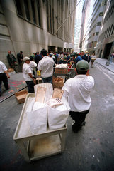 New York  USA  Mitagessen fuer Arbeiter der NYSE