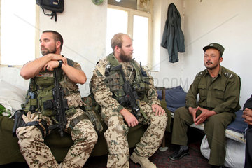 Kunduz  Afghanistan  PSYOPS Team der Bundeswehr besucht eine Polizeistation