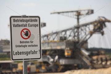 Welzow  Deutschland  Warnschild am Tagebau Welzow-Sued