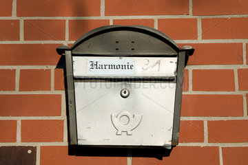 Berlin  Deutschland  Postkasten mit der Aufschrift Harmonie