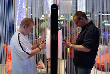 Leipzig  GC Games Convention 2005  zwei Maenner testen Spiele
