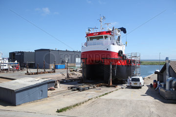 Hvide Sande  Daenemark  ein Spezialschiff zum Arbeiten an Offshore Windparks