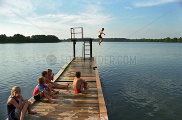 Kinder auf einem Steg an einem See  Litauen