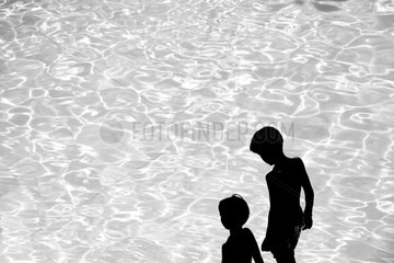 Ayamonte  Spanien  Kinder an einem Swimmingpool