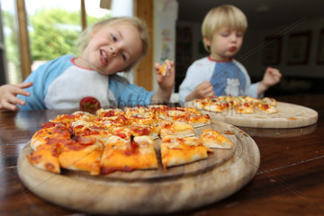 Handewitt  Deutschland  Kinder essen eine kleingeschnittene selbst gemachte Pizza