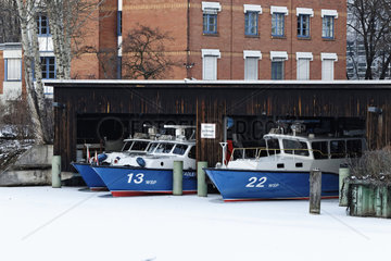 Wasserschutzpolizei im Eis