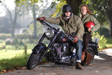 Handewitt  Deutschland  ein Ehepaar sitzt auf seinem Motorrad  einer Harley-Davidson
