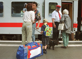 Familie beim Abschied auf Bahnsteig  Berlin