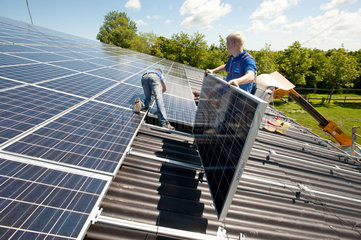 Fehmarn  Deutschland  auf einem Dach werden Solaranlagen montiert