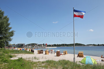 Eckernfoerde  Deutschland  Flagge von Schleswig-Holstein weht am Strand