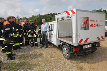 Harrislee  Deutschland  Feuerwehrmaenner bekommen eine Unterweisung im Umgang mit Elektroautos