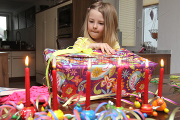 Handewitt  Deutschland  Maedchen mit Kerzen und Geschenken an seinem sechsten Geburtstag