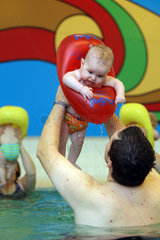 Aukrug  Deutschland  Babyschwimmen in der Fachklinik Aukrug