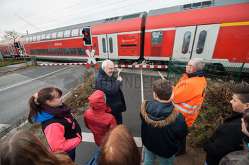 Neumuenster  Deutschland  Verkehrssicherheit an Bahnuebergaengen