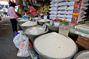 Phnom Penh  Kambodscha  Schalen mit Reis auf einem Markt