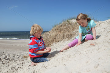 Hvide Sande  Daenemark  Kinder spielen im Sand