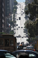 San Francisco  USA  Touristen fahren mit der Cable Car