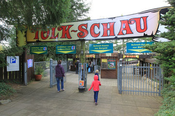 Tolk  Deutschland  Besucher am Eingang zum Freizeitpark Tolk-Schau