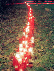 Gedenken der Toten an AIDS mit Kerzen zum Weltaidstag