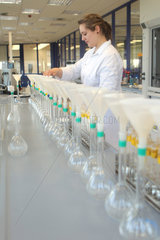 Eine Laborantin der Boeklunder Plumrose GmbH & Co (Zur Muehlen Gruppe). untersucht im eigenen Labor Lebensmittelproben