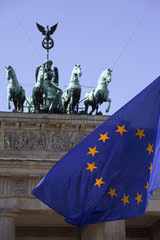 Berlin  Europafahne neben dem Brandenburger Tor