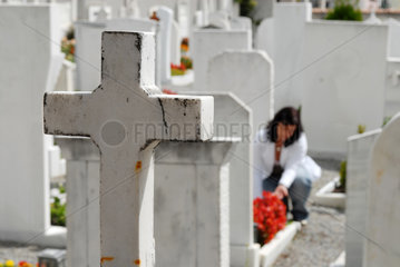 Italien  Frau auf dem Friedhof von Laas