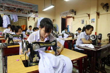 Vietnam  Naeherinnen arbeiten im Akkord