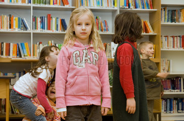 Berlin  Deutschland  Grundschulkinder in der Schulbibliothek